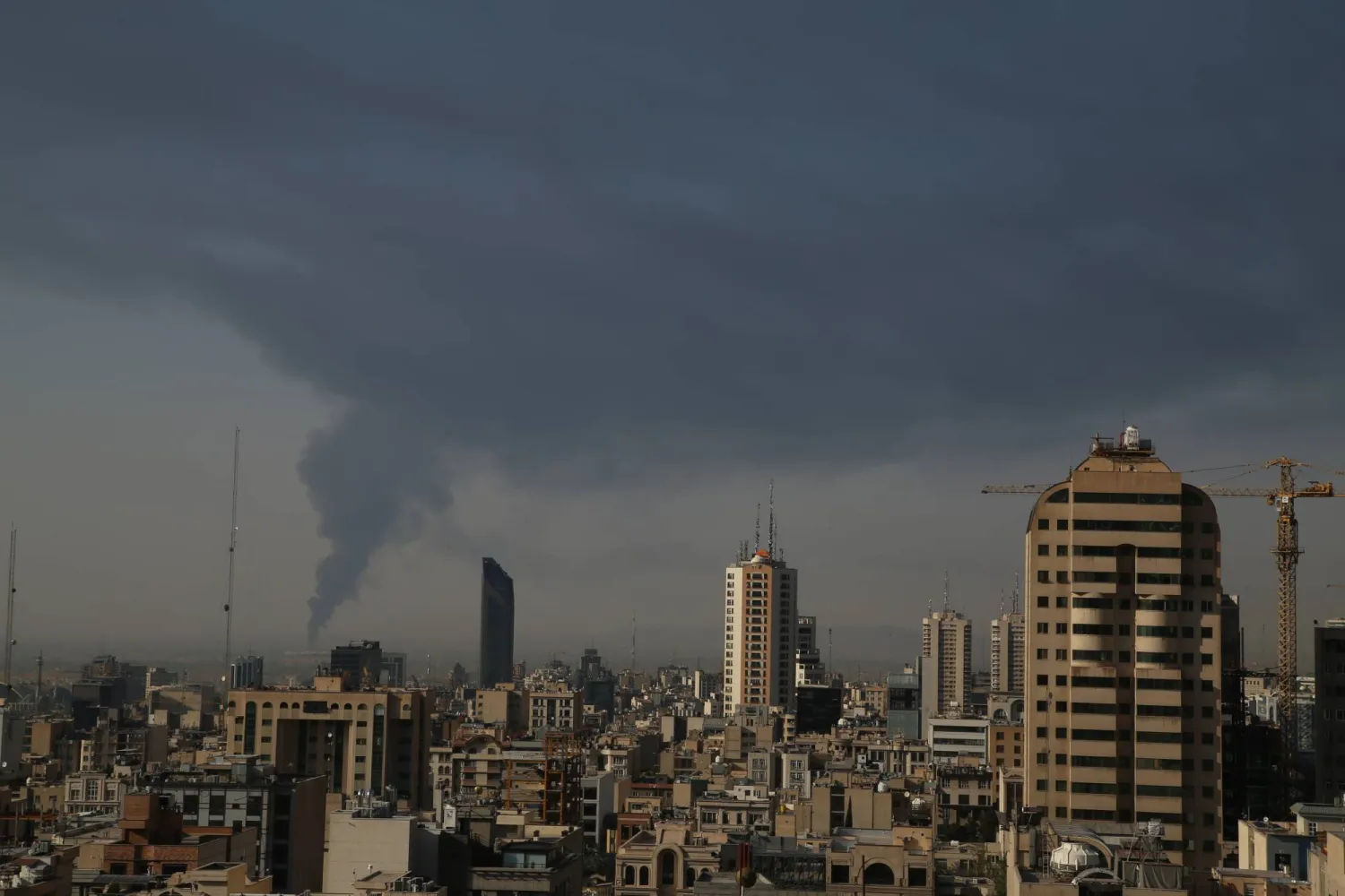 تصاعد دخان كثيف من منشأة نفطية جنوب طهران بعد تعرضها لضربة إسرائيلية يوم السبت (أ.ب)