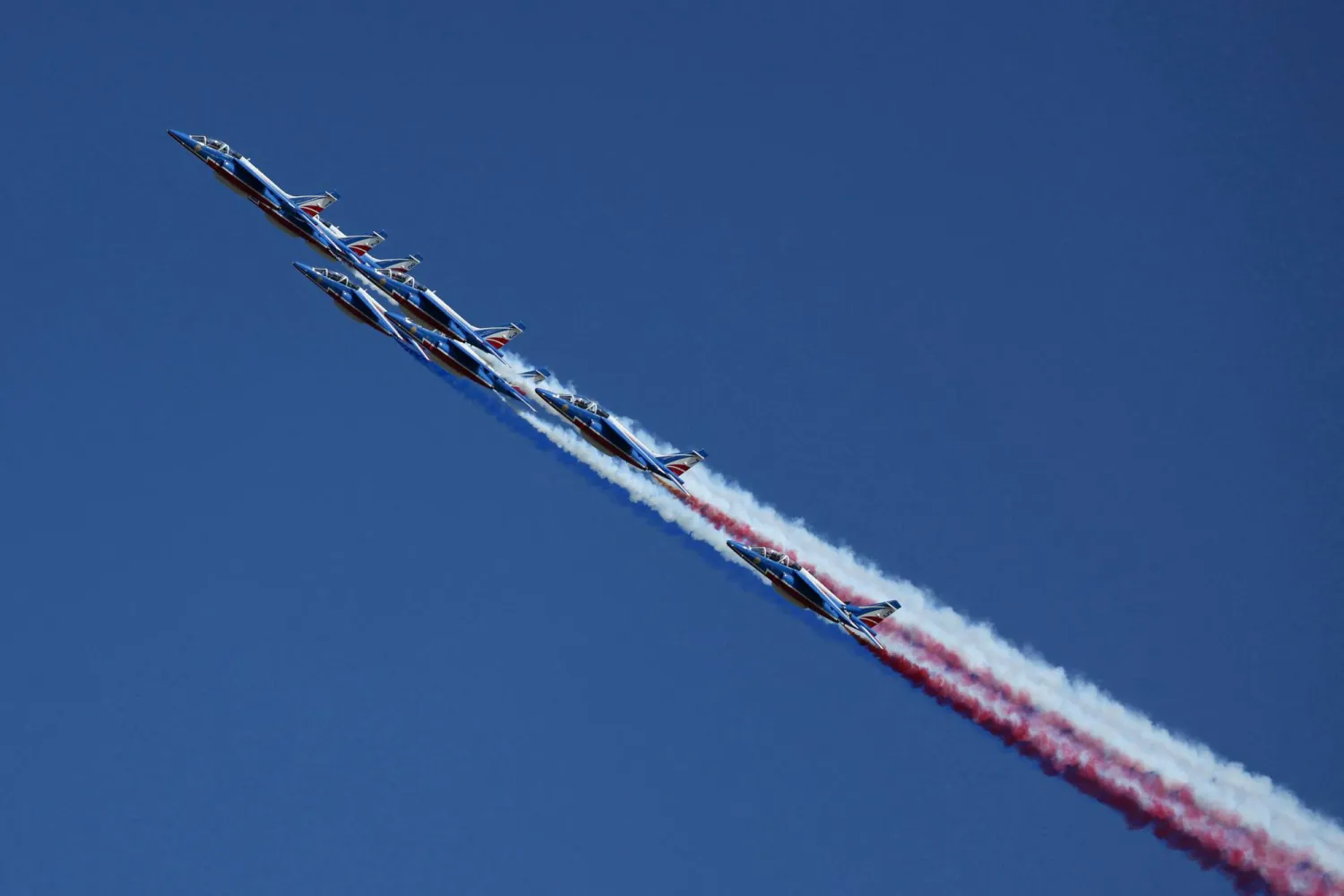 طائرات «ألفا» التابعة لفريق الاستعراض الجوي «باتروي دو فرنس» التابع لسلاح الجو الفرنسي وهي تؤدي عرضاً جوياً استعراضياً خلال النسخة الخامسة والخمسين من معرض باريس الجوي الدولي في مطار باريس (أ.ف.ب)