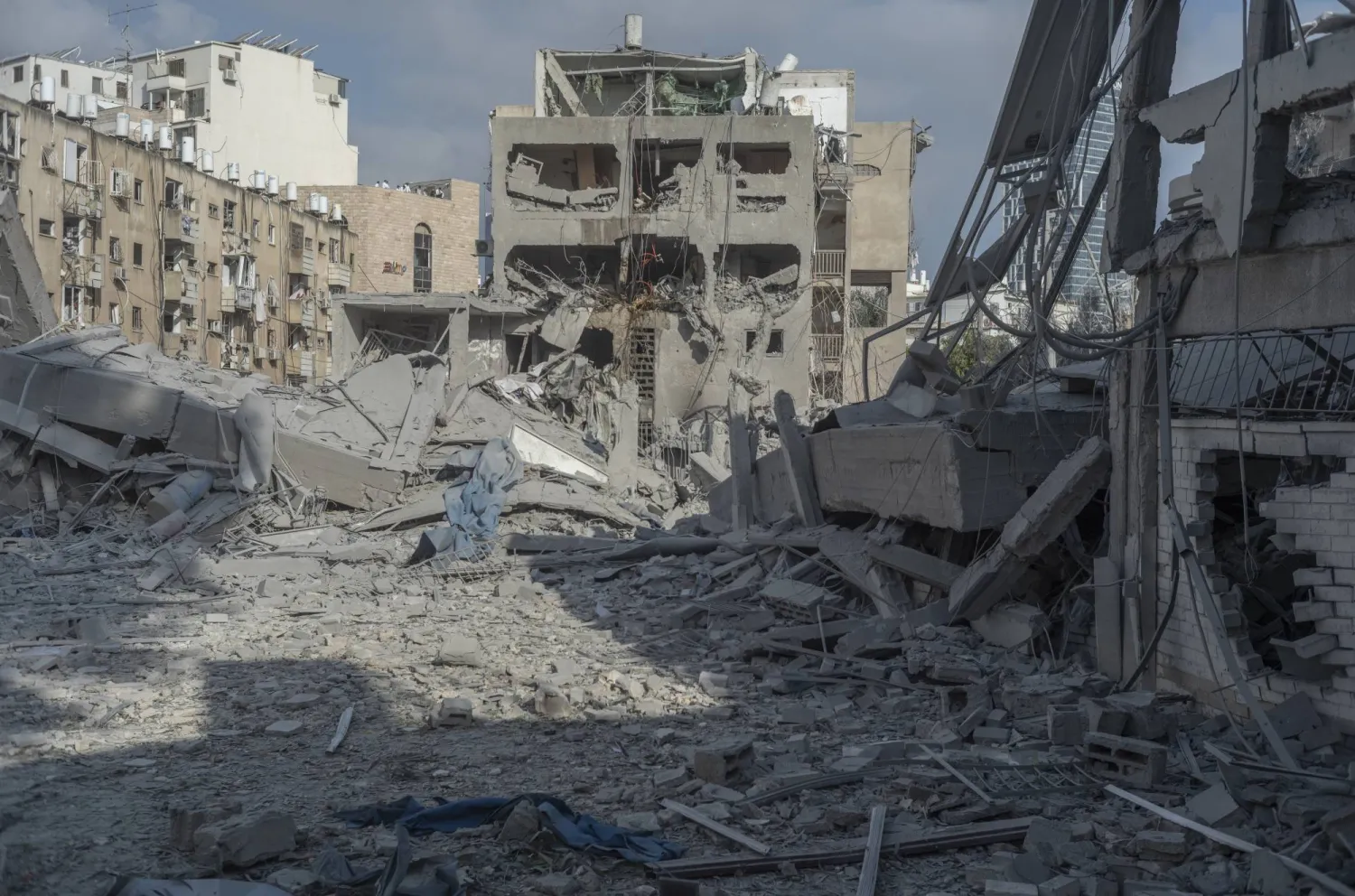 جانب من الدمار جراء القصف الإيراني على تل أبيب (د.ب.أ)