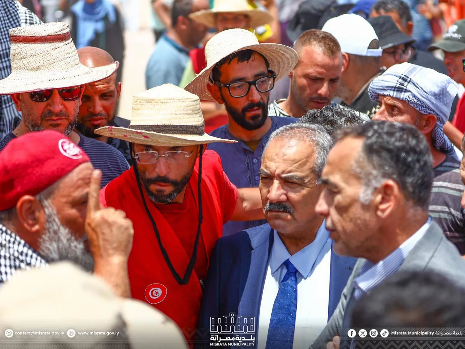 عميد بلدية مصراتة يزور «قافلة الصمود» عند حدود المدينة (بلدية مصراتة)