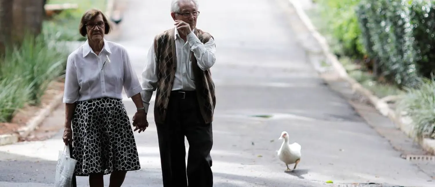 كروموسومات «إكس» قد تكون السبب وراء عيش الإناث فترة أطول من الذكور وتباطؤ الشيخوخة المعرفية لديهن (رويترز)