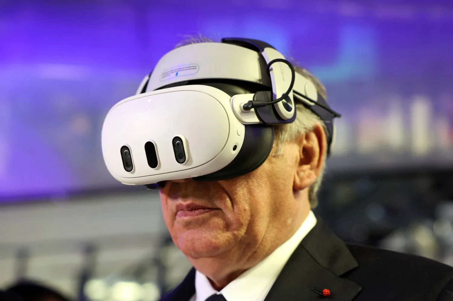  فرنسوا بايرو يجرب نظارة الواقع المعزز خلال تجواله في المعرض الدولي للطيران الاثنين (إ.ب.أ)