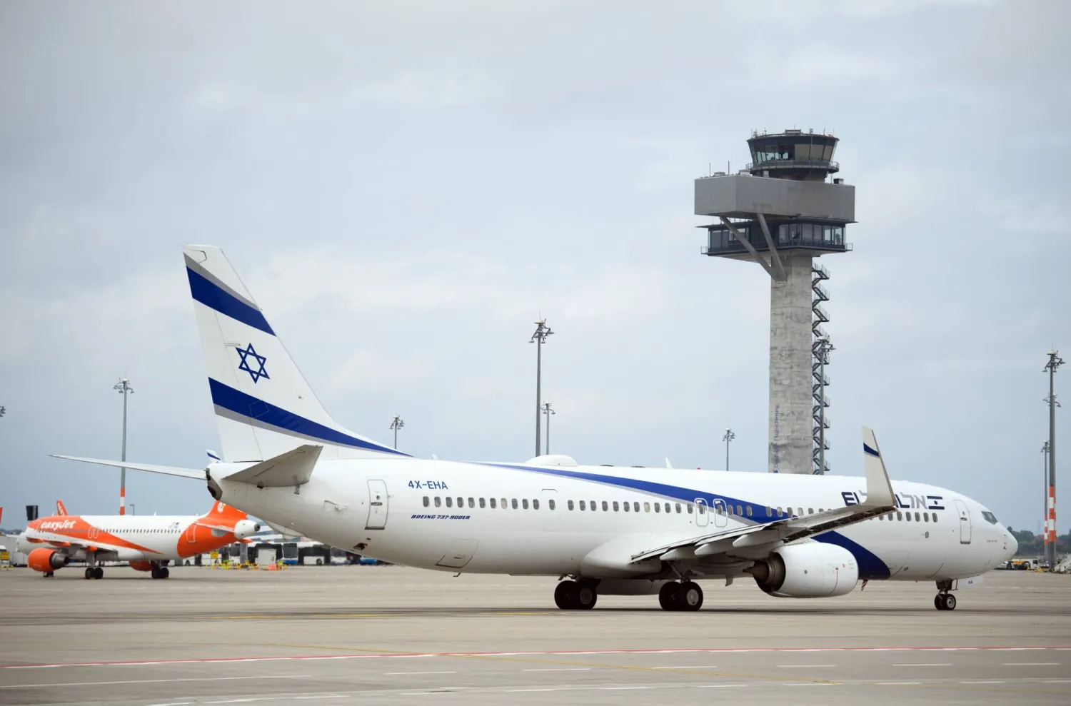 طائرة تابعة لشركة الطيران الإسرائيلية «العال» بأحد المطارات (د.ب.أ)