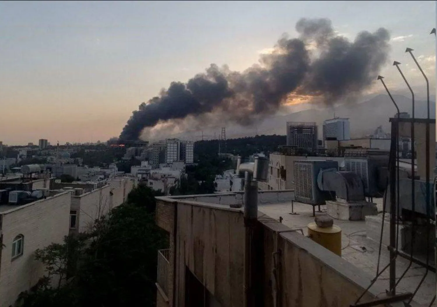 الدخان يتصاعد بعد غارة إسرائيلية على مبنى الإذاعة (أ.ب)