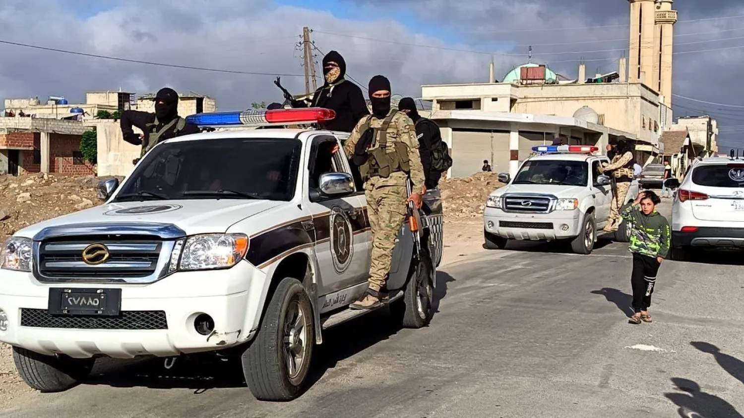 انتشار قوى الأمن الداخلي خلال الحملة الأمنية في مدينة جاسم شمالي درعا (محافظة درعا تلغرام)