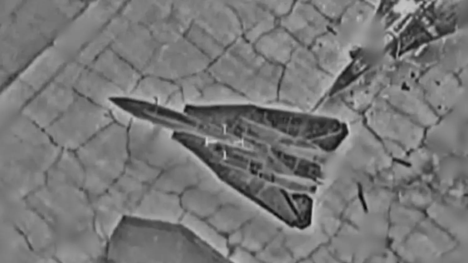 طائرتان مقاتلتان إيرانيتان من طراز «إف 14» قصفتهما إسرائيل في مطار بطهران (لقطة من فيديو للجيش الإسرائيلي) 