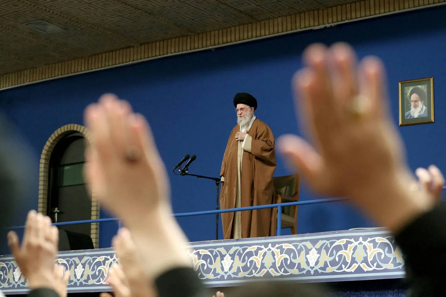 المرشد الإيراني علي خامنئي خلال حضوره تجمعاً في طهران يوم 21 مارس 2025 (رويترز)