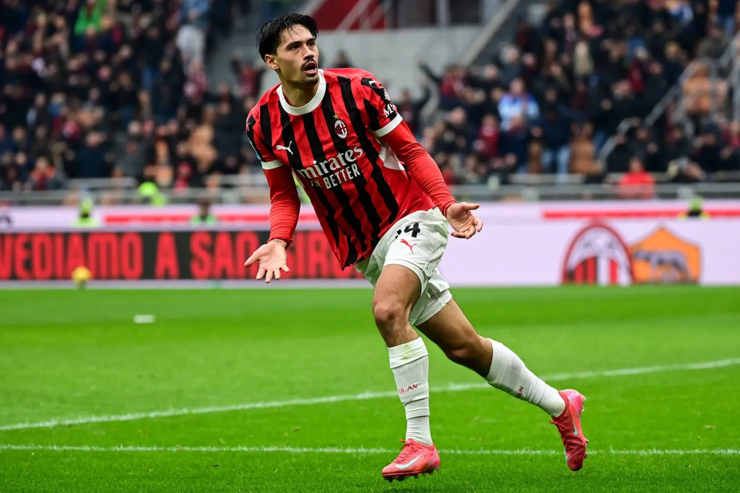 لاعب الوسط الهولندي تيغاني رايندرس (أ.ف.ب) 