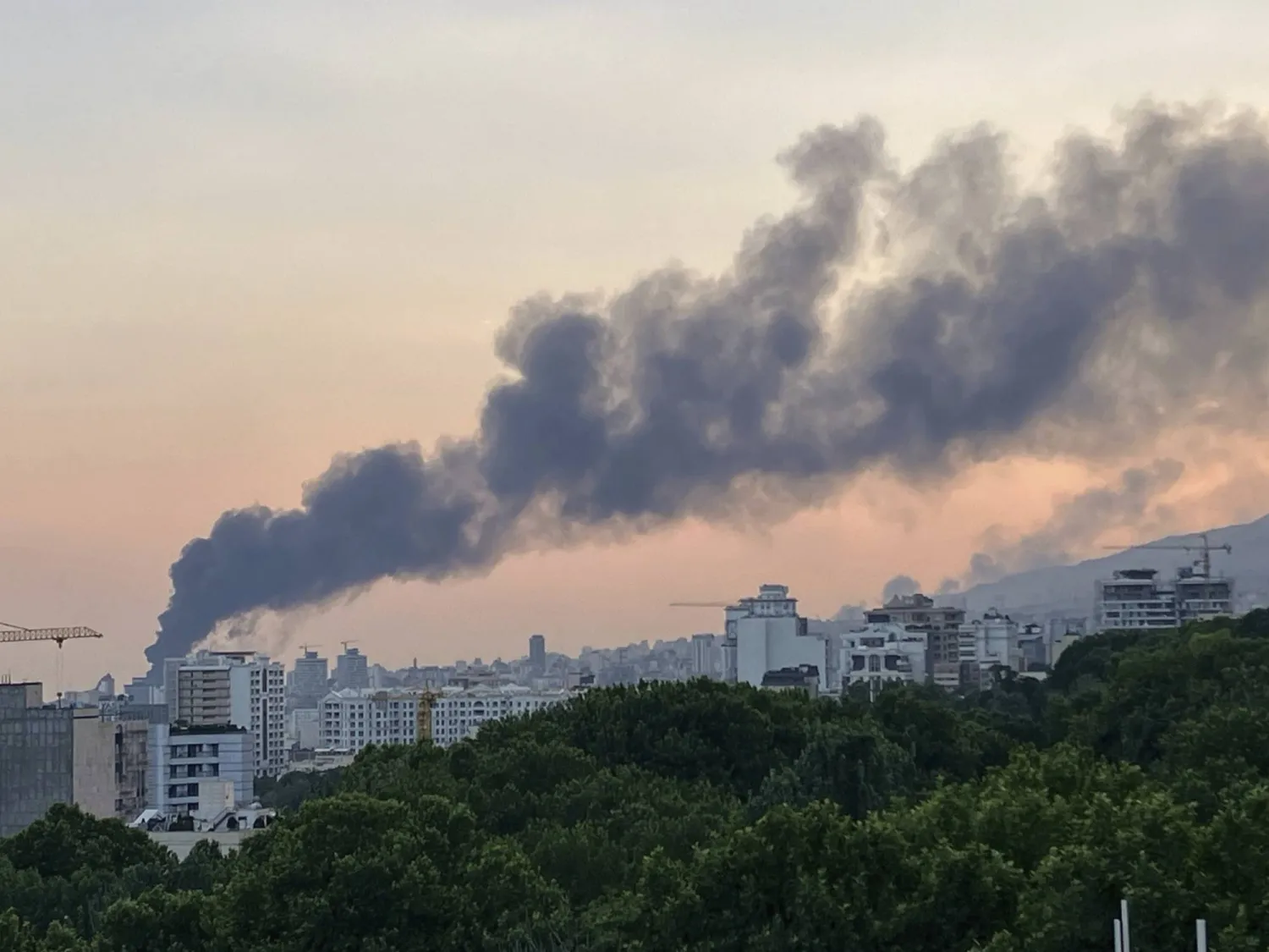 الدخان يتصاعد من مبنى التلفزيون في طهران بعد ضربة إسرائيلية (أ.ب)