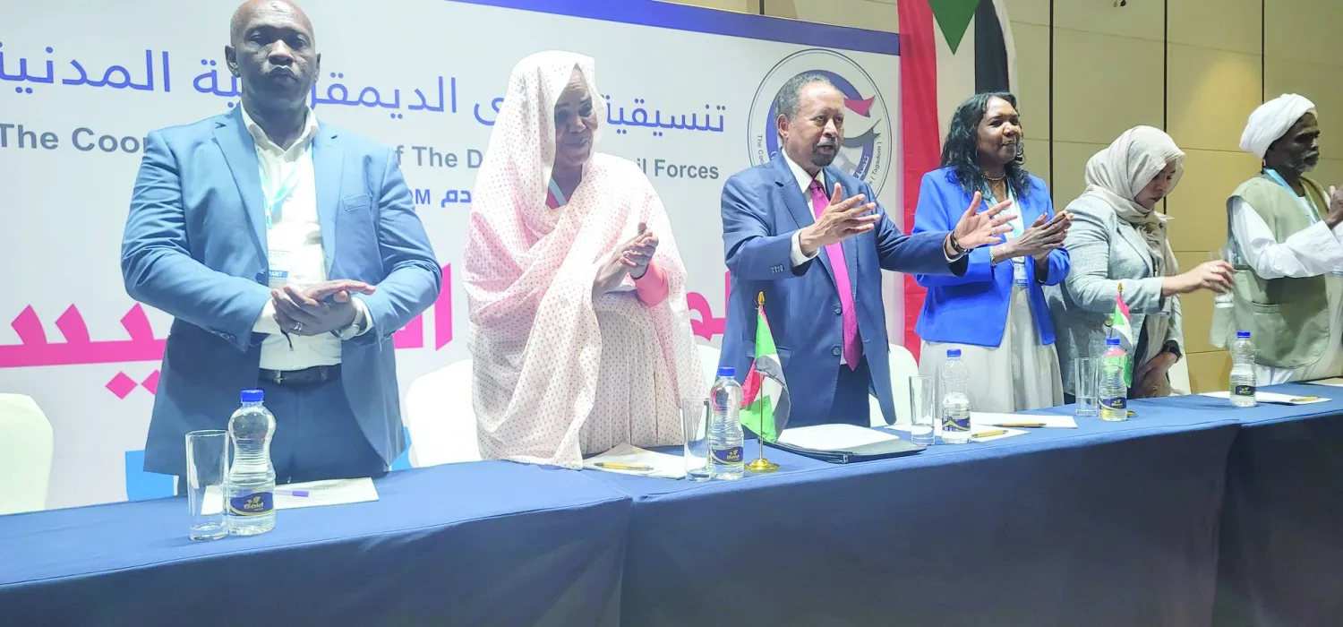 
حمدوك يتوسط قيادات مدنية خلال مؤتمر سابق في لندن (الشرق الأوسط)