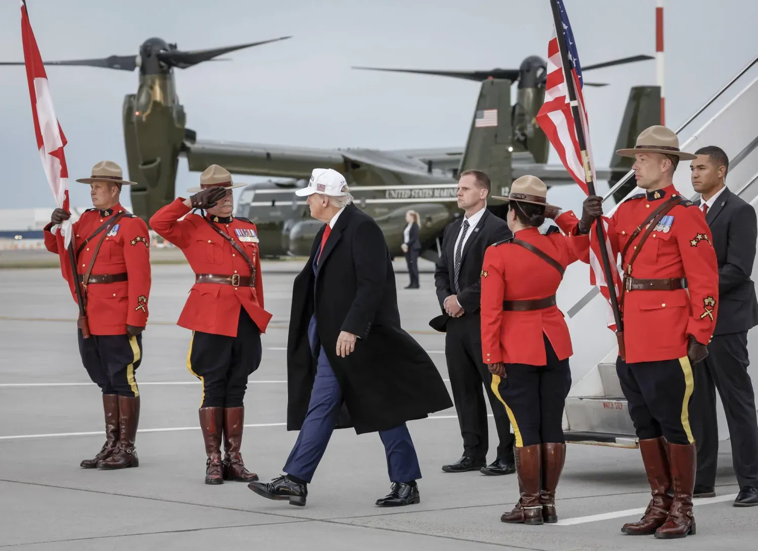 ABD Başkanı Donald Trump, siyasi ve ekonomik gerginliklerin yaşandığı Kanada'nın Kananaskis kentinde düzenlenen G7 zirvesi öncesinde Calgary Uluslararası Havalimanı'na geldi (DPA)