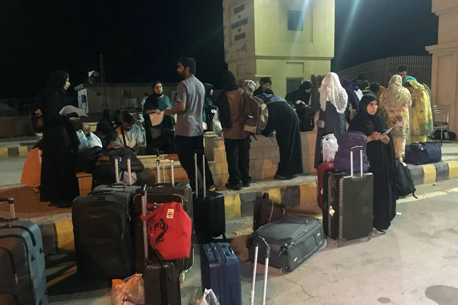  باكستانيون مقيمون في إيران لدى وصولهم إلى الحدود الباكستانية الإيرانية يوم أمس (ا.ف.ب)
