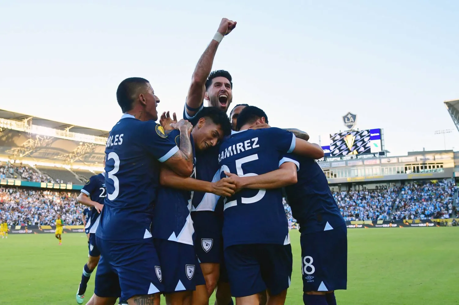 يدين منتخب غواتيمالا بهذا الفوز للاعبه أوسكار سانتيز (رويترز) 