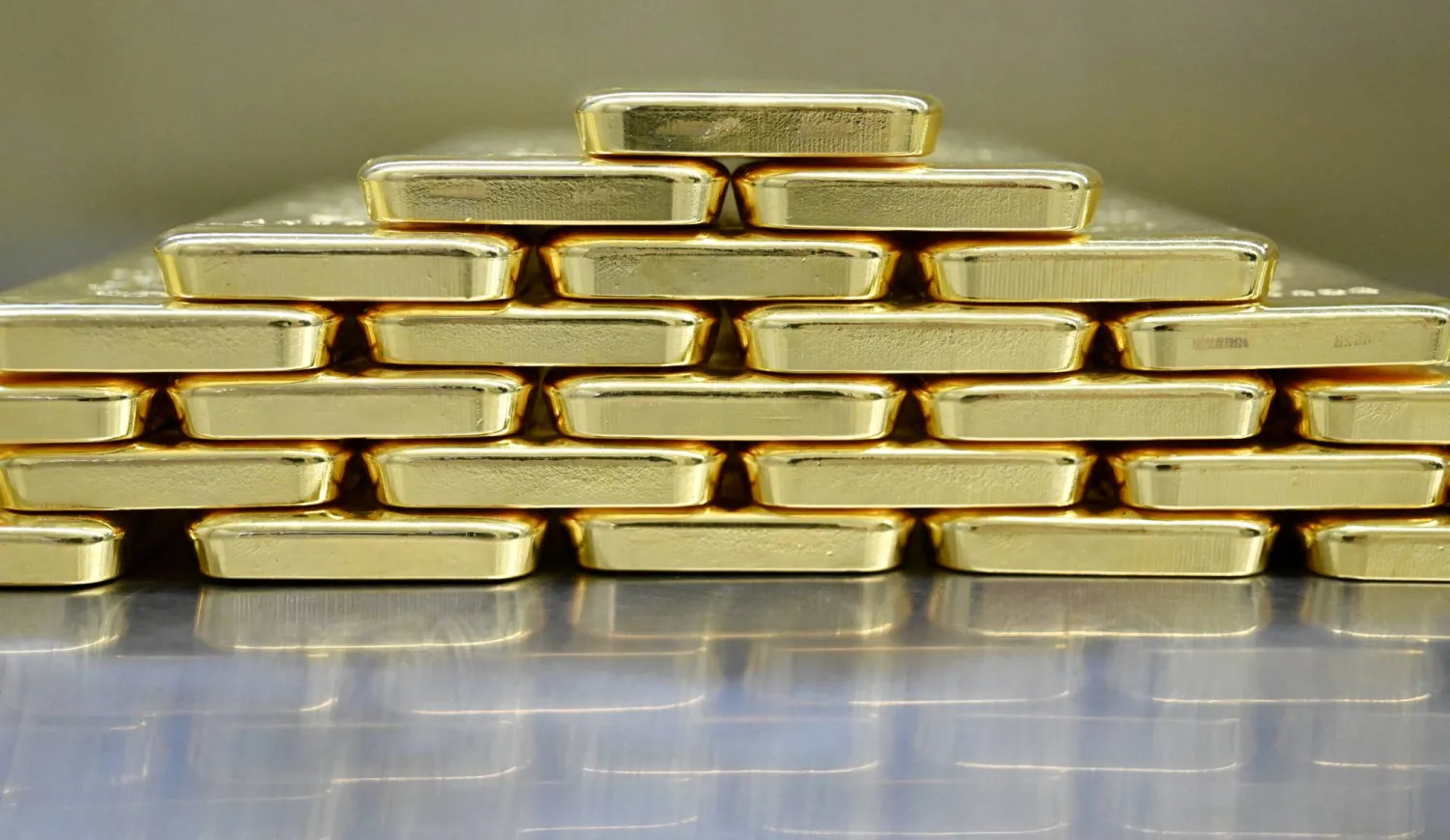 سبائك ذهبية مكدسة بغرفة صناديق الأمانات في دار الذهب «برو أوروم» في ميونيخ (رويترز) 