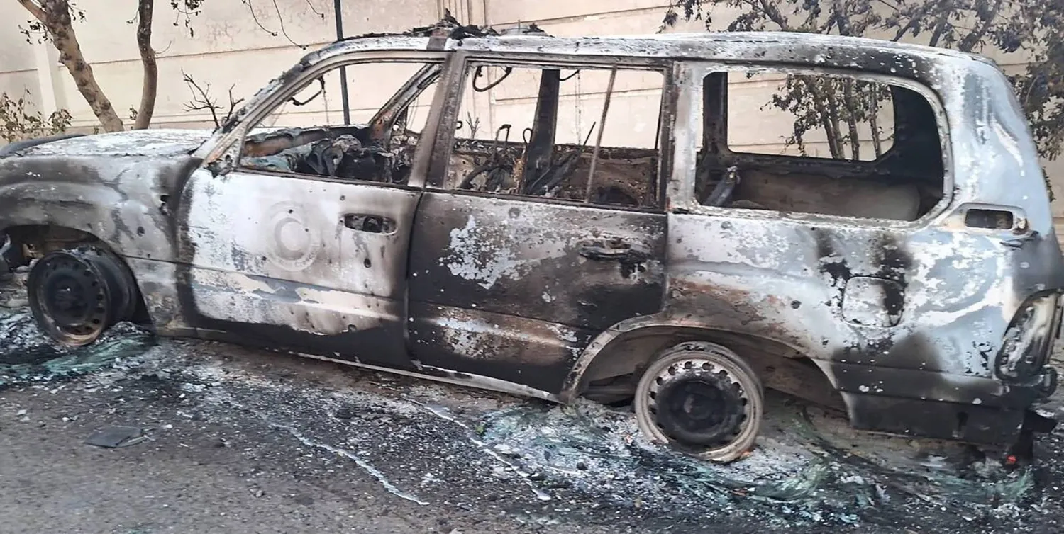 احتراق سيارة تابعة للهلال الأحمر الإيراني جراء استهدافها من قبل إسرائيل في طهران أمس (إ.ب.أ)