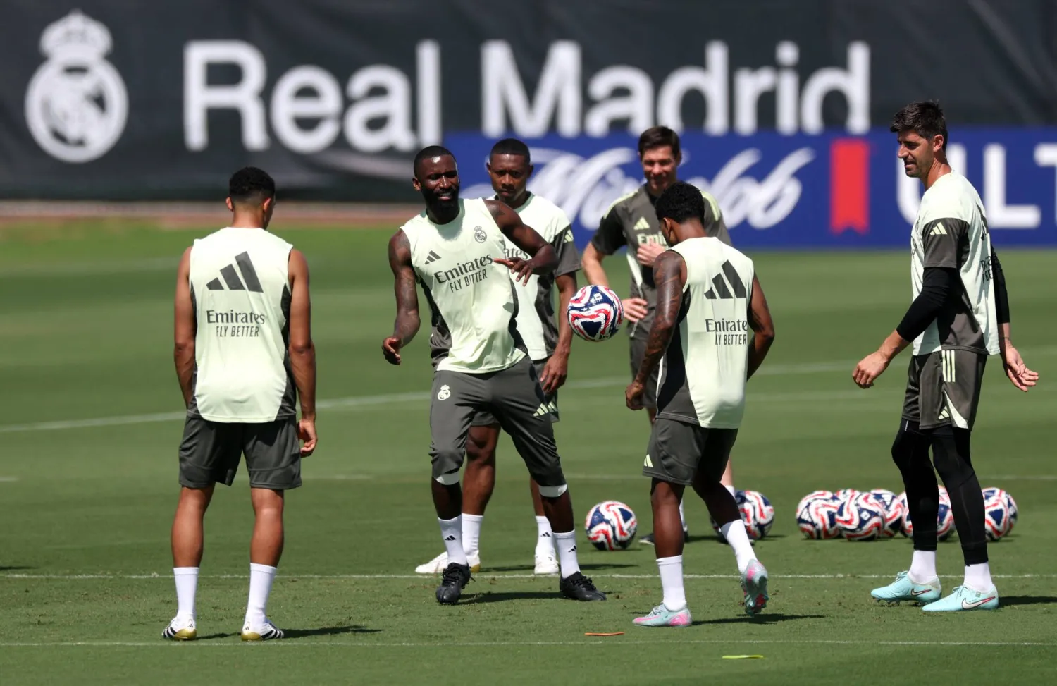 يقترب ريال مدريد من استعادة توازنه الدفاعي مع اقتراب داني كارفاخال وأنطونيو روديغر وإيدير ميليتاو من الجاهزية الكاملة (رويترز)
