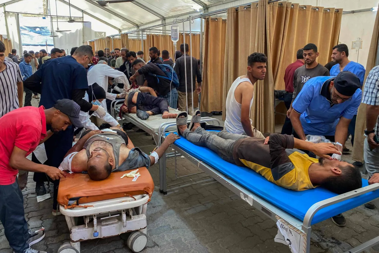 فلسطينيون أُصيبوا بنيران إسرائيلية خلال تجمعهم قرب مركز إغاثة غذائية يتلقون العلاج في مستشفى ناصر بخان يونس جنوب قطاع غزة (أ.ف.ب)