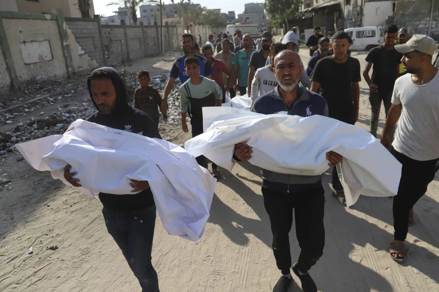 فلسطينيون يحملون جثث أقارب قُتلوا في ضربة إسرائيلية في خان يونس جنوب قطاع غزة الثلاثاء (أ.ب)