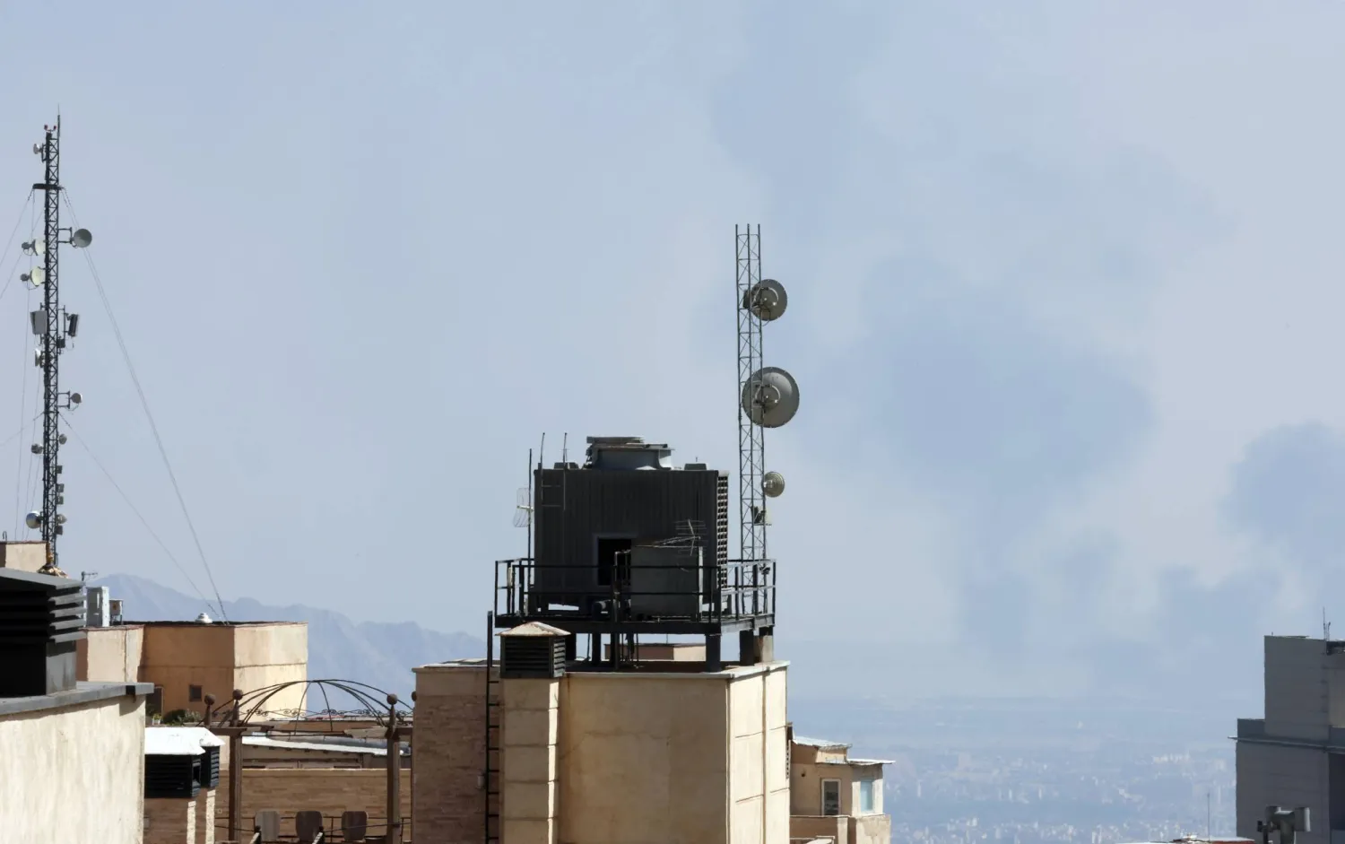 تصاعد الدخان بعد غارة جوية إسرائيلية وسط طهران الثلاثاء (إ.ب.أ)