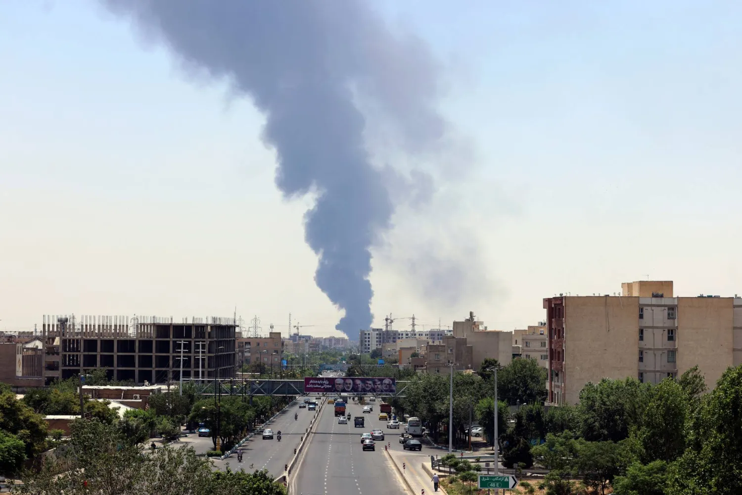 دخان يتصاعد من مصفاة نفط فوق المباني جنوب طهران إيران 15 يونيو 2025 (إ.ب.أ)