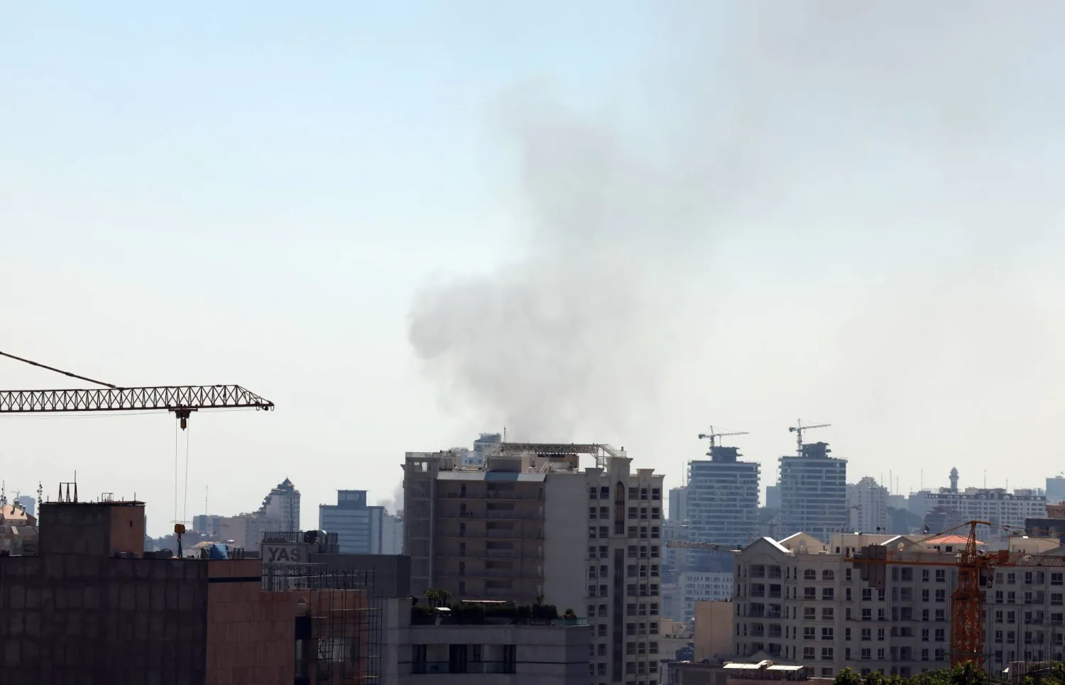 الدخان يتصاعد جراء غارة إسرائيلية على وسط العاصمة الإيرانية طهران 13 يونيو 2025 (إ.ب.أ)