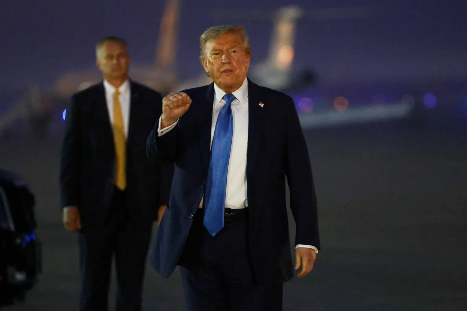 ترمب بعد عودته إلى الولايات المتحدة عقب مشاركته في أعمال مجموعة السبعة في كندا في 16 يونيو 2025 (رويترز)