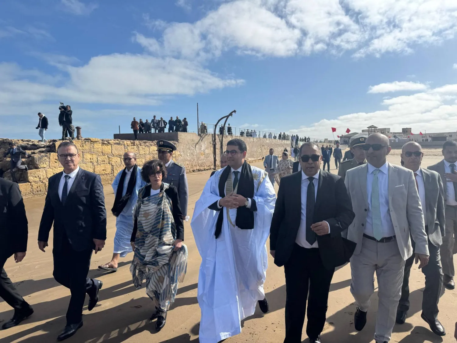 الوزيرة الفرنسية رشيدة داتي خلال زيارتها لطرفاية بالأقاليم الجنوبية للمغرب (أ.ف.ب)