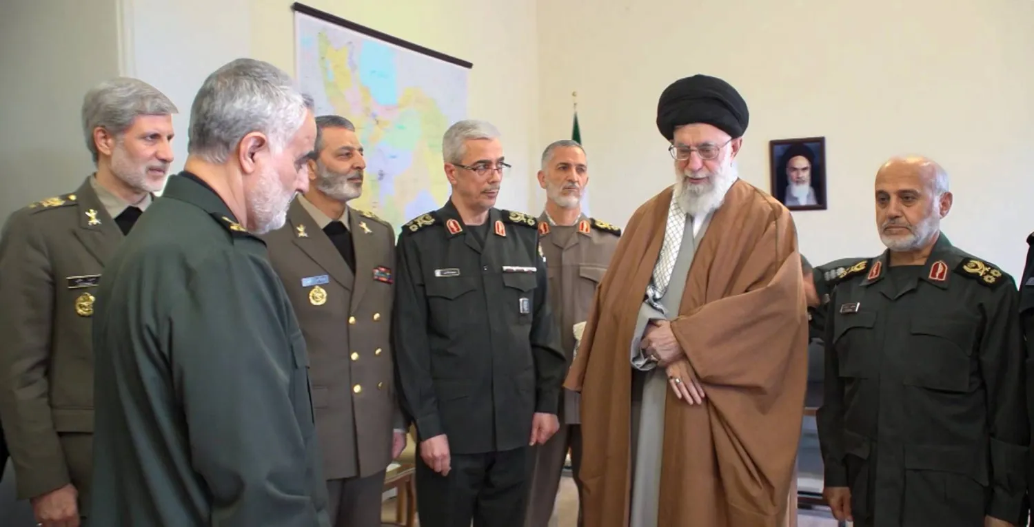 خامنئي يتوسط قادة في «الحرس الثوري» خلال تكريم قاسم سليماني في 2019 (موقع خامنئي)