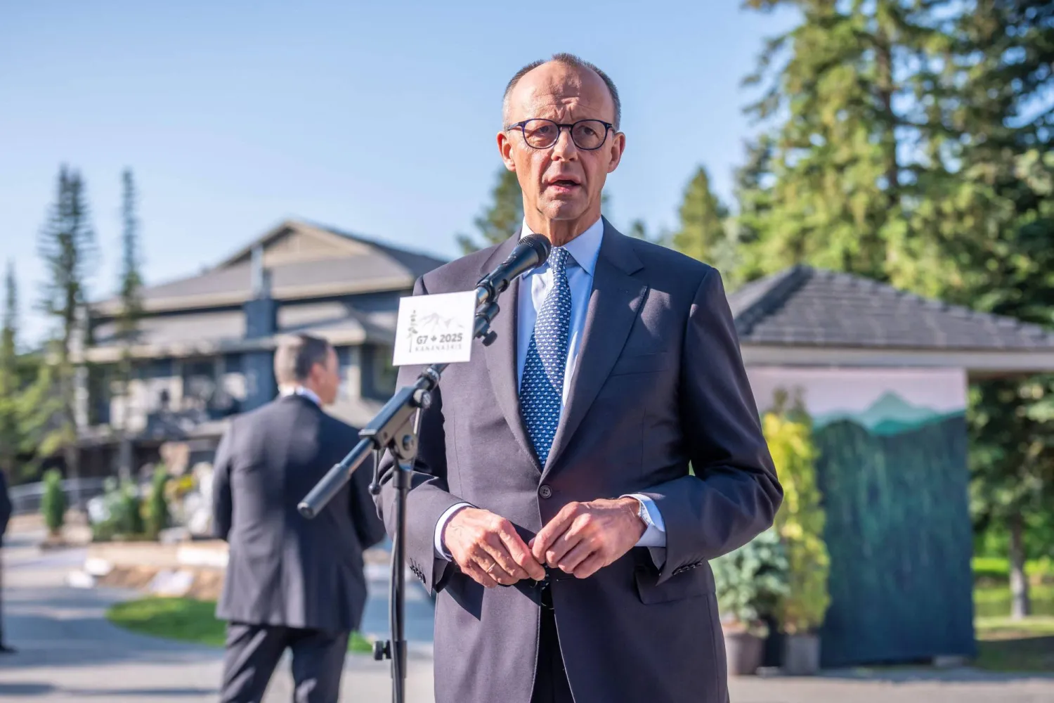 المستشار الألماني فريدريتش ميرتس يلقي بياناً خلال قمة مجموعة السبع في كاناناسكيس... كندا 16 يونيو 2025 (أ.ف.ب)