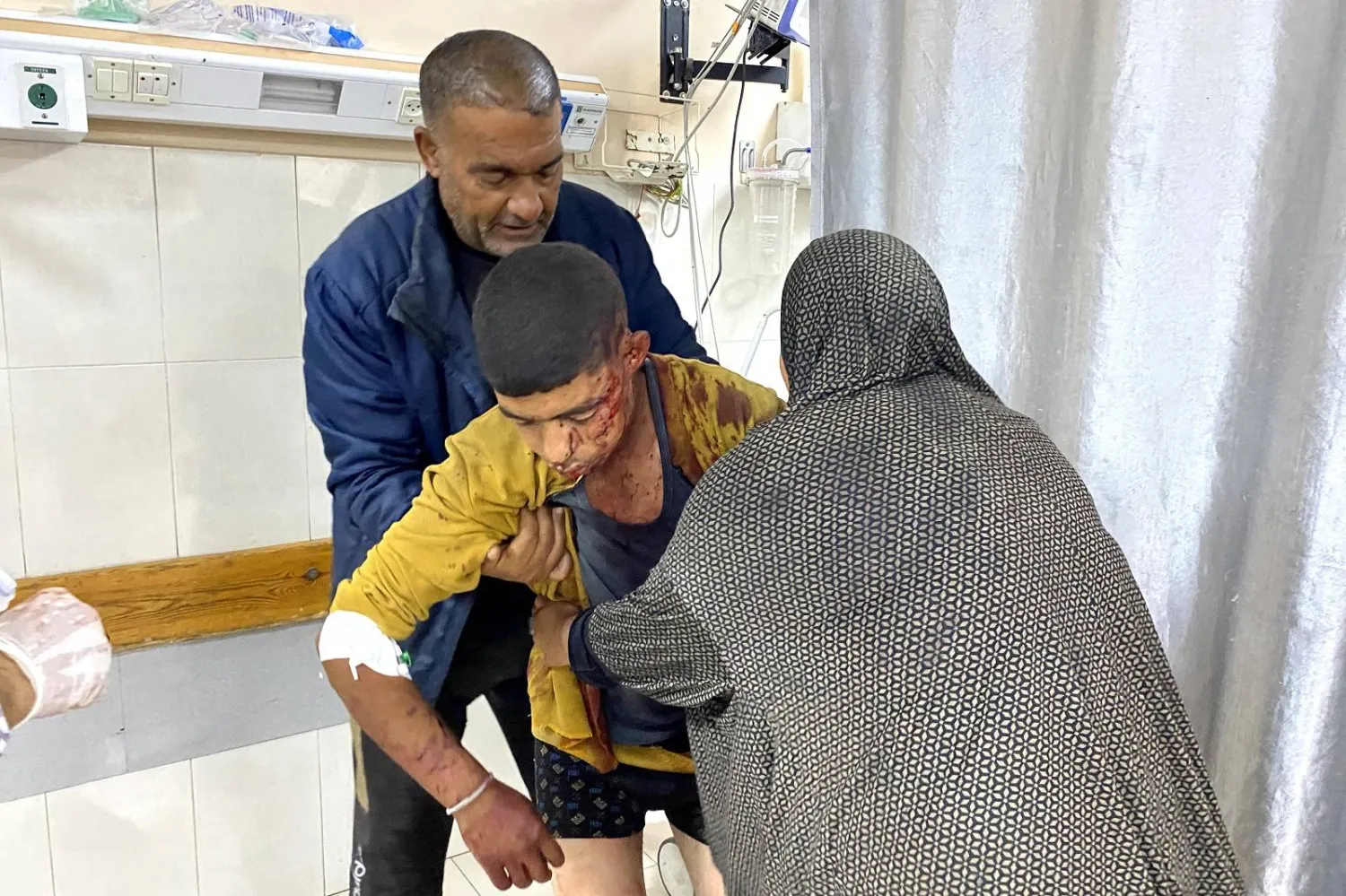 فلسطيني أصيب بنيران إسرائيلية أثناء تجمعهم قرب مركز إغاثة غذائية، يتلقون الرعاية في مستشفى ناصر بخان يونس جنوب غزة (أ.ف.ب)