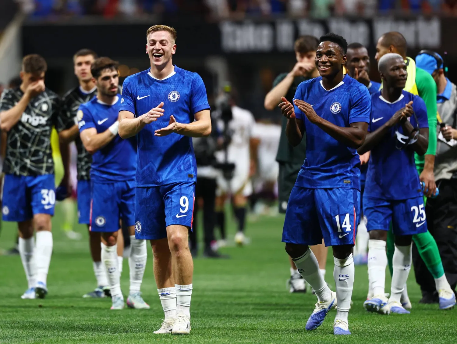 لاعبو تشيلسي وفرحة الفوز على لوس أنجليس في بداية مشوار كأس العالم للأندية (رويترز)