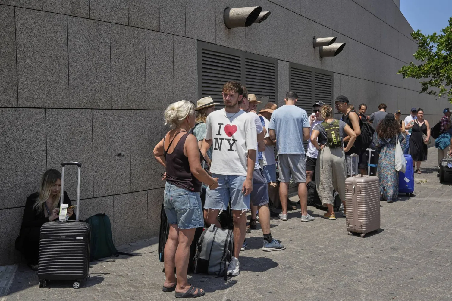 مواطنون من بولندا والنمسا في فندق في تل أبيب بإسرائيل يستعدون للإجلاء وسط الضربات الإيرانية على إسرائيل 17 يونيو 2025 (أ.ب)