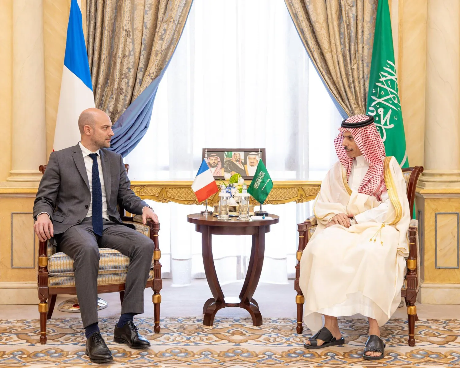 وزيرا خارجية السعودية وفرنسا خلال لقاء ناقش في الرياض أواخر أبريل الماضي الجهود المبذولة بشأن المؤتمر (واس)