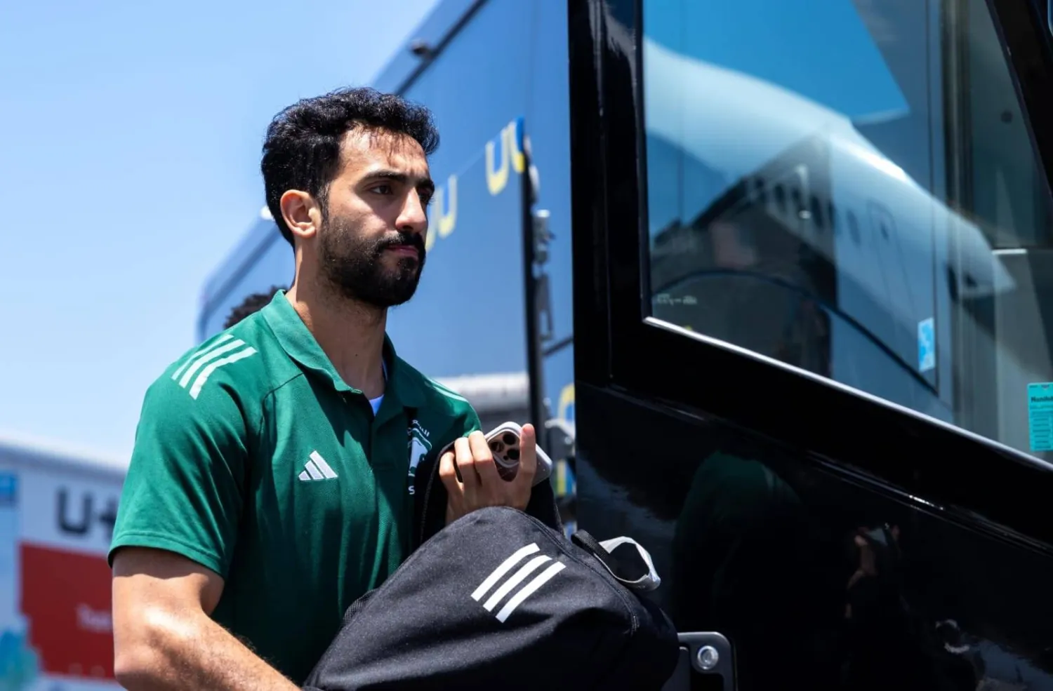 العقيدي خلال مرافقة بعثة الأخضر إلى أوستن تأهبا لملاقاة أميركا في الكأس الذهبية (المنتخب السعودي)