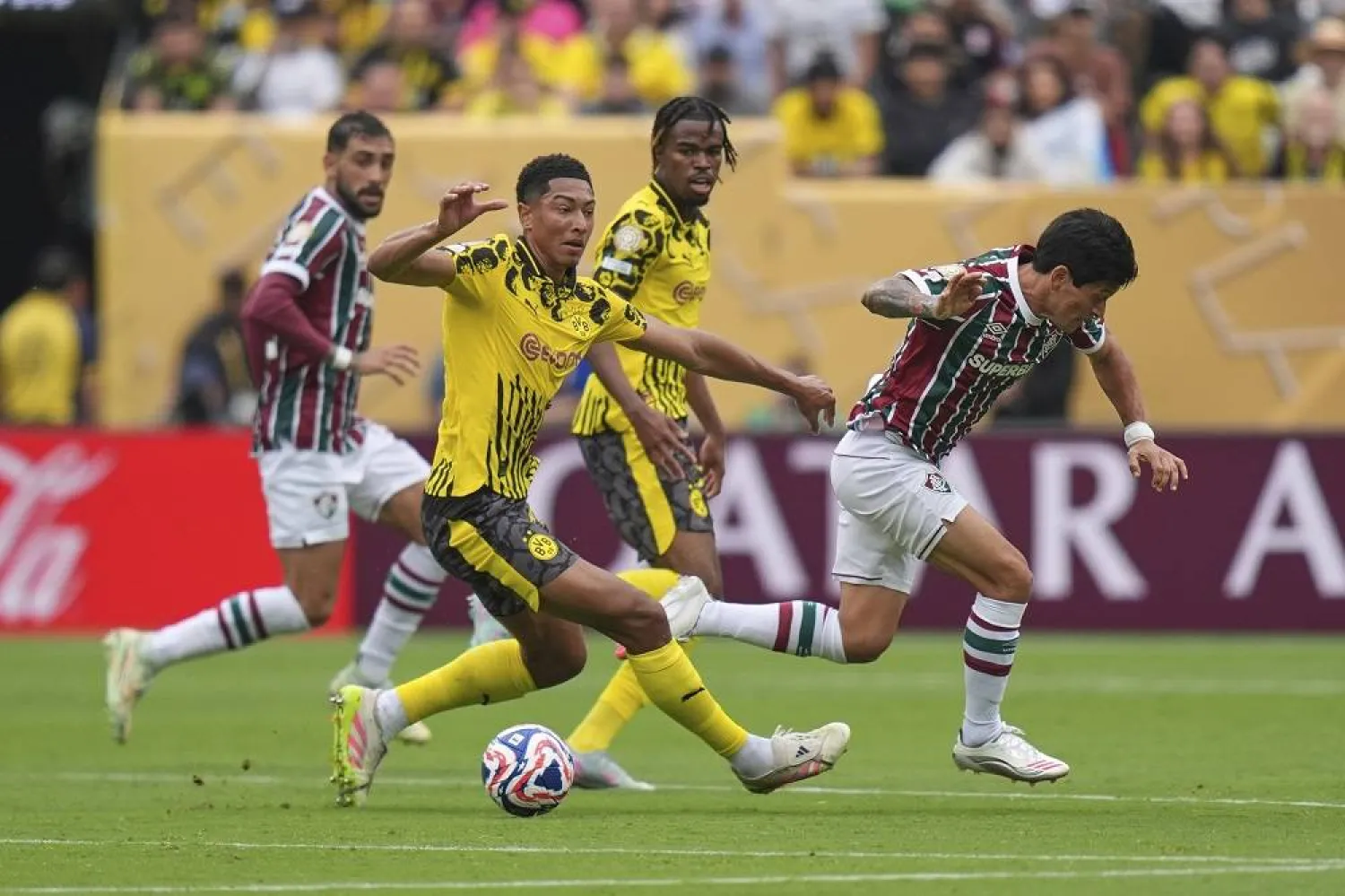 Borussia Dortmund's Jobe Bellingham, left, and Fluminense's German Cano, right, battle for the ball during the Club World Cup group F soccer match between Fluminense and Borussia Dortmund in East Rutherford, Tuesday, June 17, 2025. (AP)