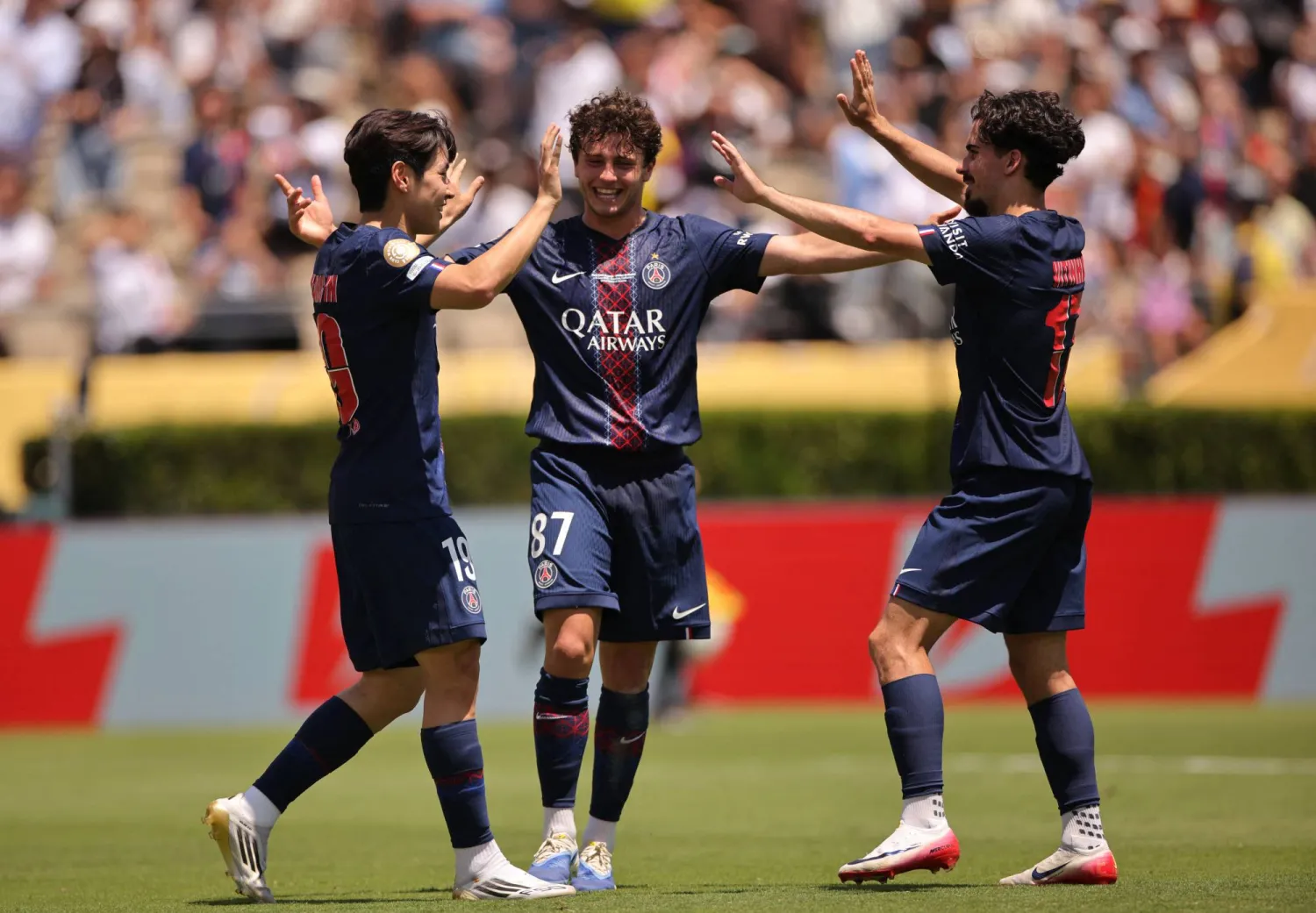 جدد هذا الثلاثي الساحر لباريس سان جيرمان الفرنسي بطل أوروبا سيطرته على خط الوسط (رويترز)