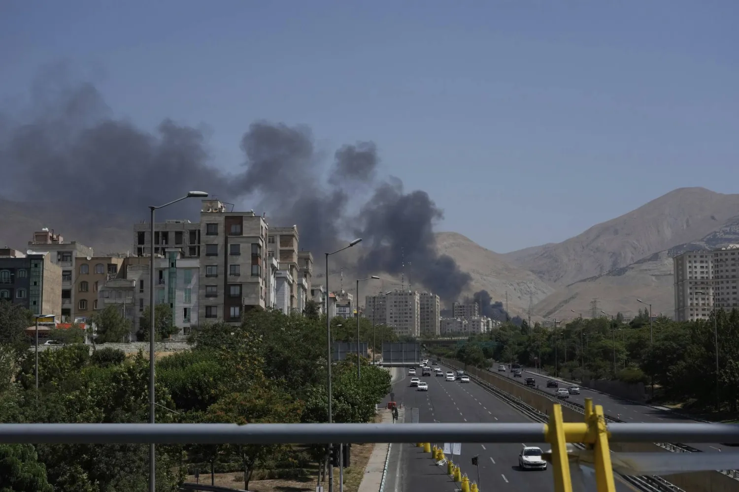 تصاعد الدخان من منشأة لتخزين النفط بعد ما يبدو أنها تعرضت لضربة إسرائيلية يوم السبت في طهران (أ.ب)