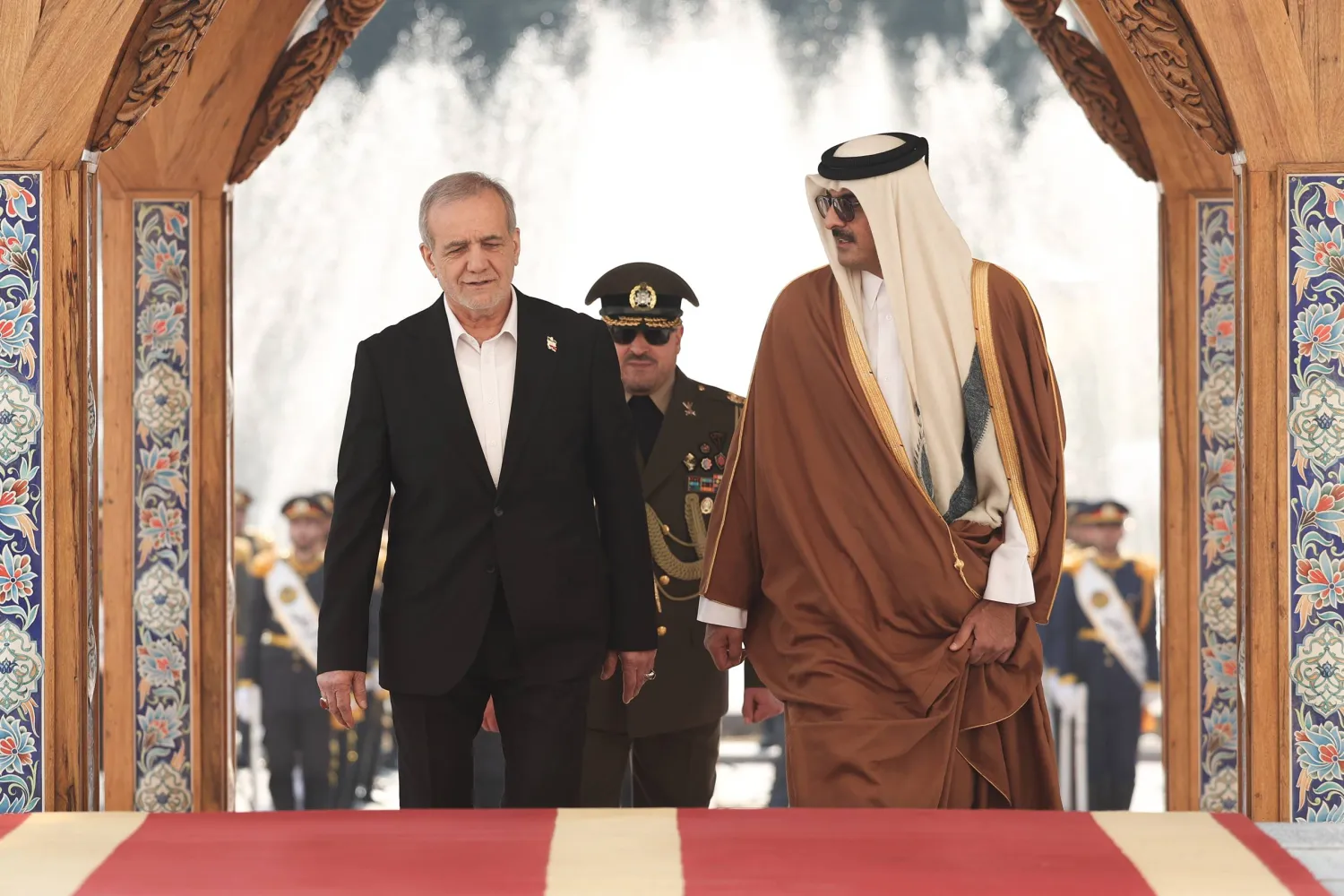 بزشكيان لدى استقباله أمير قطر الشيخ تميم بن حمد آل ثاني في فبراير الماضي (الرئاسة الإيرانية)