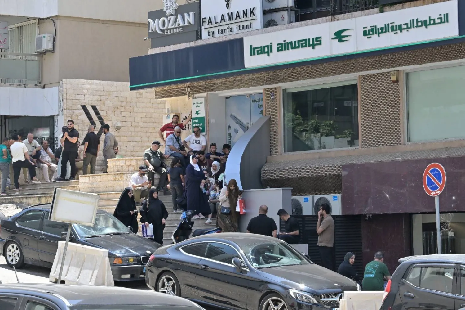 مواطنون عراقيون ينتظرون أمام مقر الخطوط الجوية العراقية في بيروت (الشرق الأوسط)