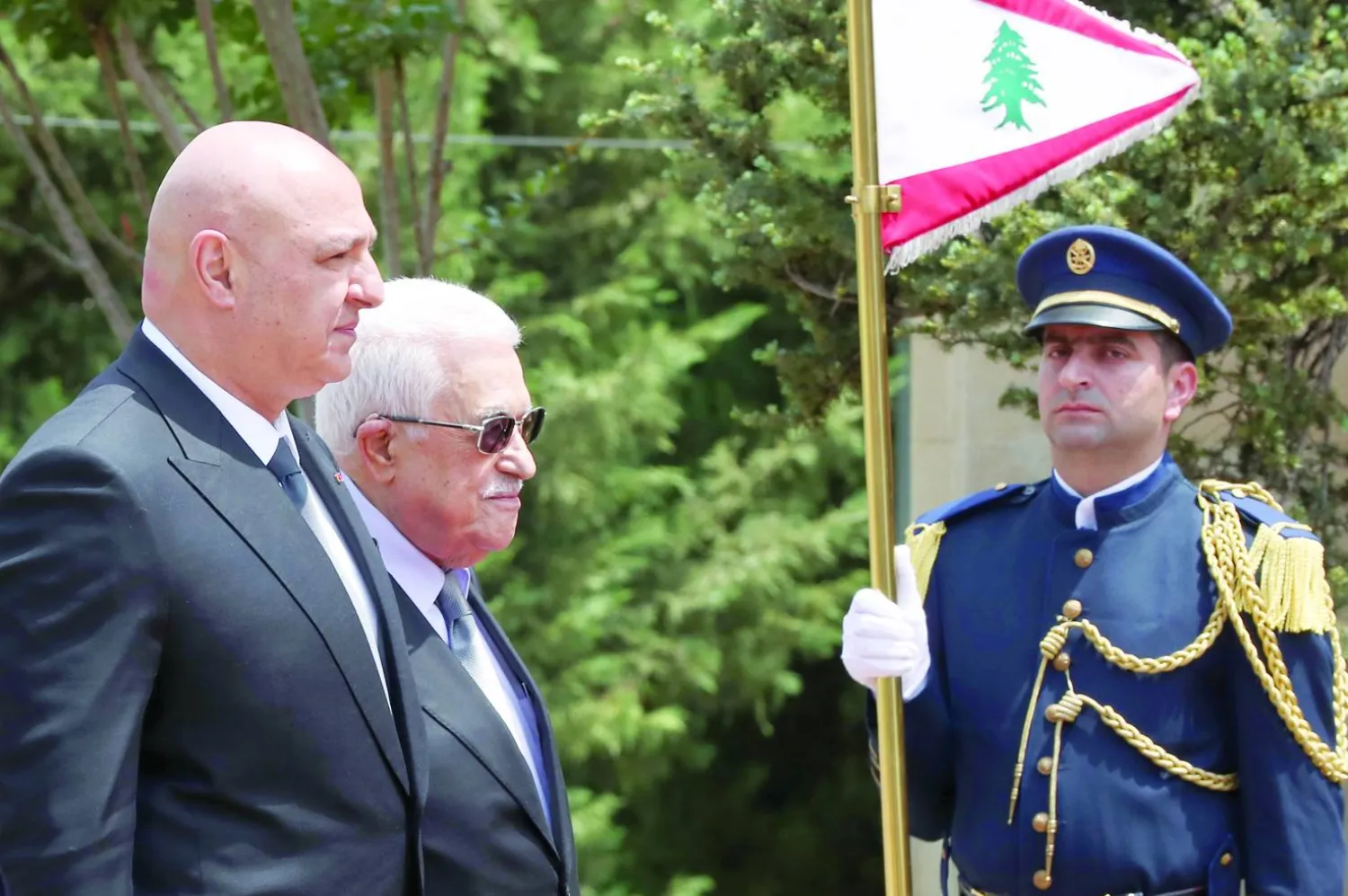 الرئيس اللبناني جوزيف عون مستقبلاً نظيره الفلسطيني محمود عباس قبل أسابيع في بيروت (إ.ب.أ)
