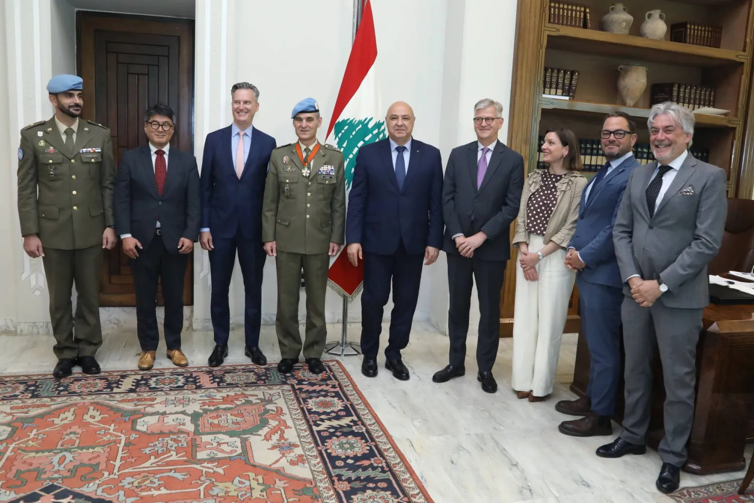 الرئيس اللبناني جوزيف عون مستقبلاً مساعد الأمين العام للأمم المتحدة لإدارة عمليات السلام جان بيير لاكروا والوفد المرافق (الرئاسة اللبنانية)