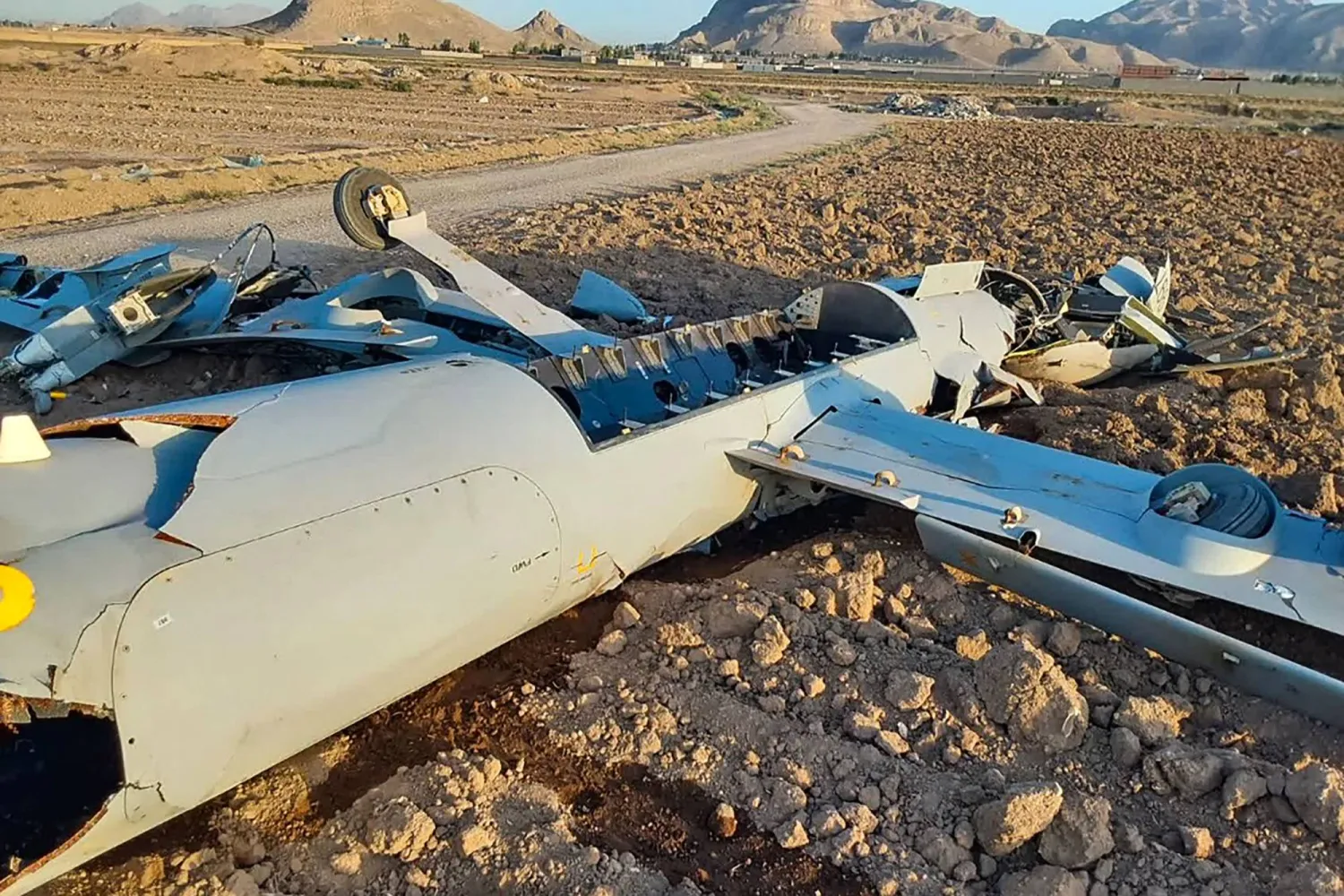 صورة مأخوذة من فيديو بثه التلفزيون الرسمي الإيراني في 18 يونيو 2025 يظهر حطام طائرة مسيّرة مسلحة من طراز هيرمس تابعة لسلاح الجو الإسرائيلي تم إسقاطها في أصفهان (أ.ف.ب)