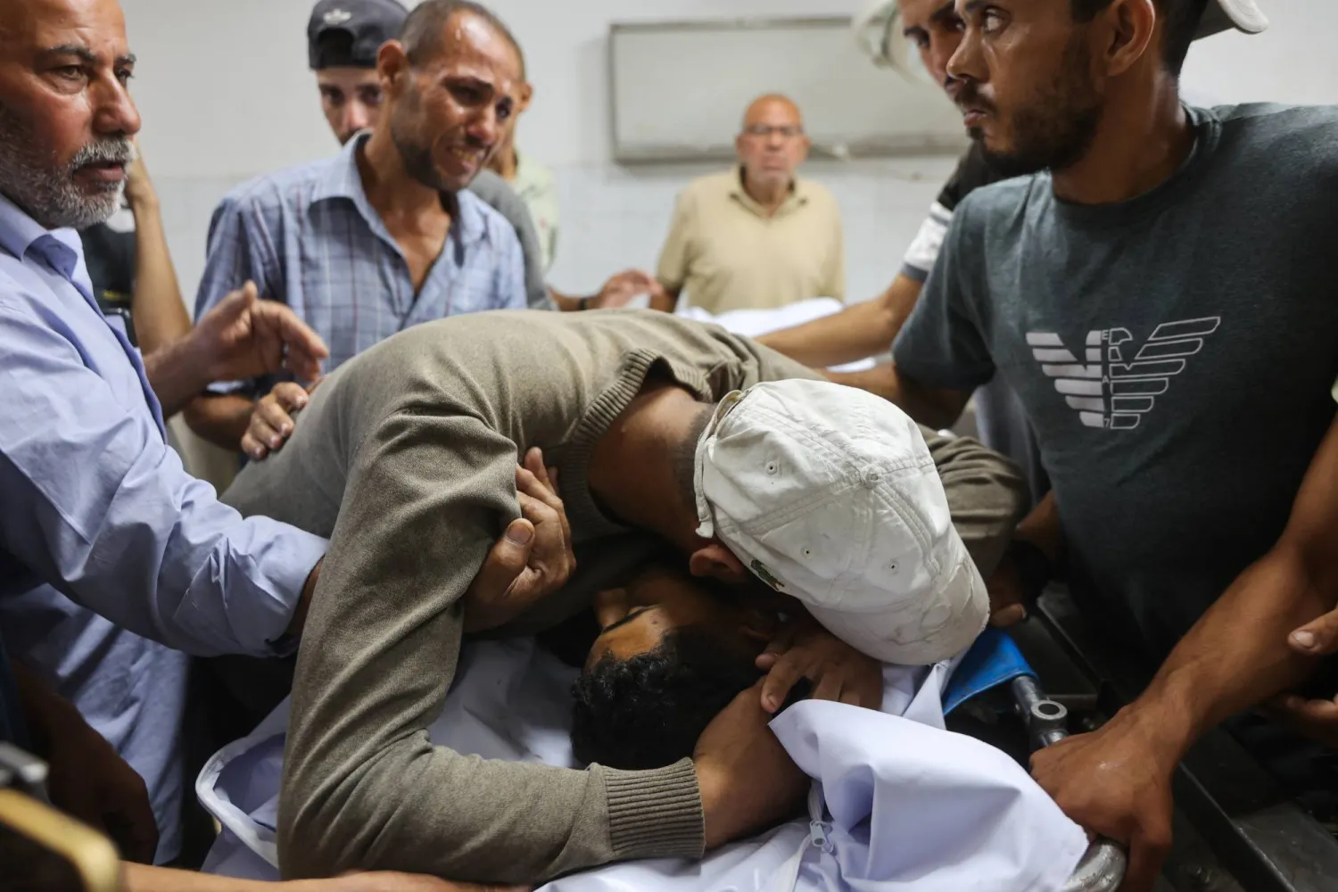 فلسطينيون ينعون مقتل شاب بنيران إسرائيلية أثناء توجهه للحصول على مساعدة غذائية في غزة خلال وقت سابق (أ.ف.ب)
