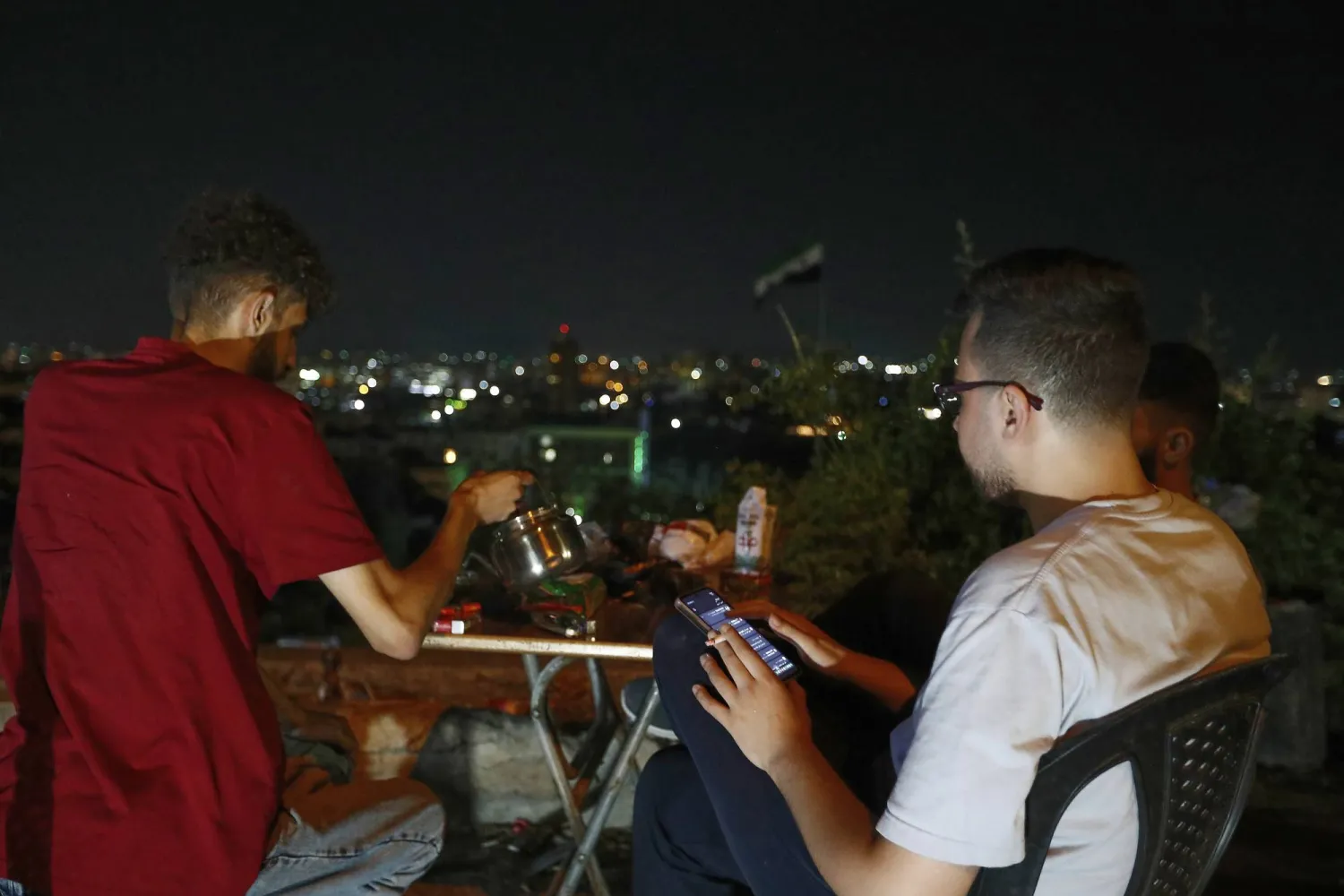 شباب سوريون في حديقة عامة في انتظار مشاهدة الصواريخ الإيرانية الاثنين 16 يونيو (أ.ب)