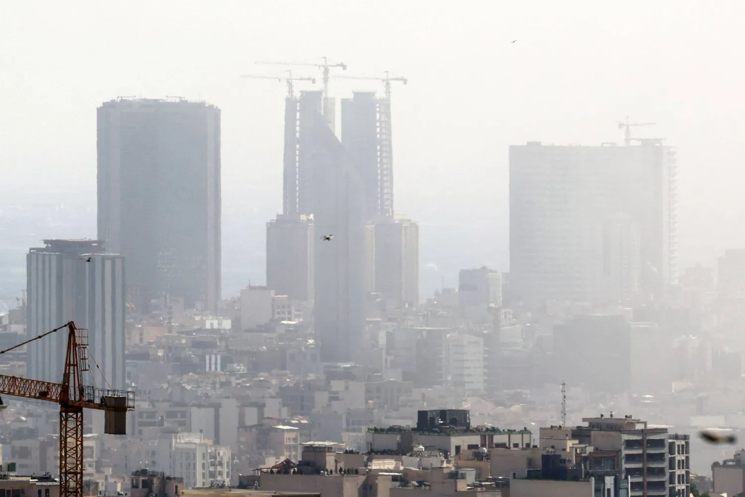 دخان يتصاعد في سماء طهران بعد ضربة إسرائيلية 18 يونيو 2025 (أ.ف.ب)