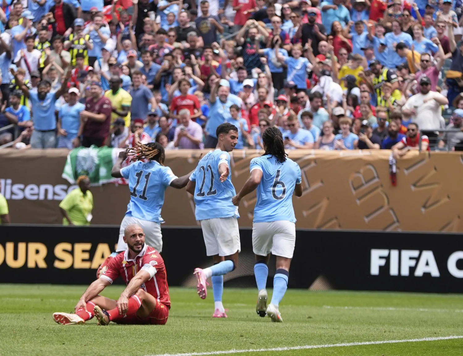 الوداد لم يتمكن من جعل المباراة «صعبة» كما أراد مدربه محمد أمين (أ.ب) 