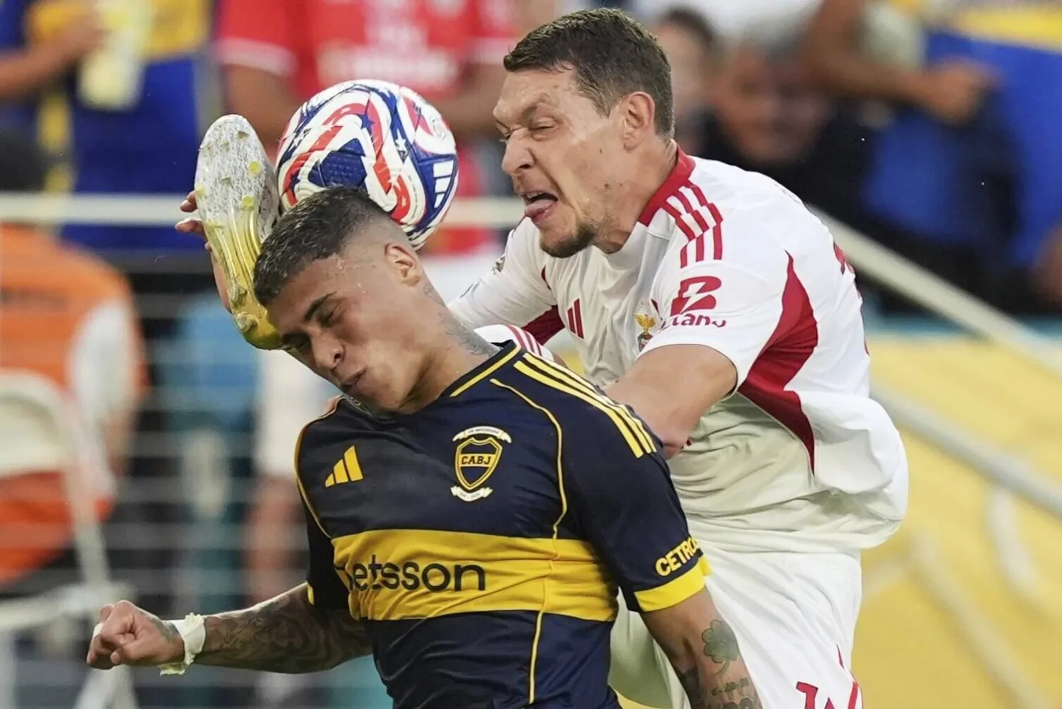 من المباراة التي جمعت بوكا جونيورز وبنفيكا (أ.ب)