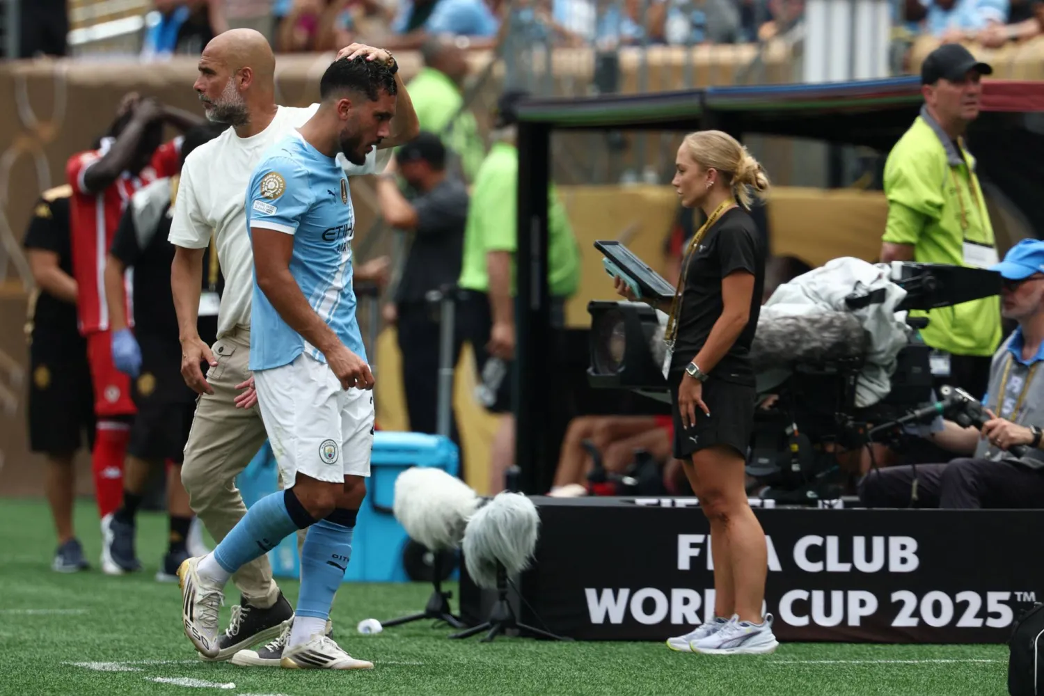 ريان شرقي في أول مباراة رسمية مع مانشستر سيتي (أ.ف.ب) 