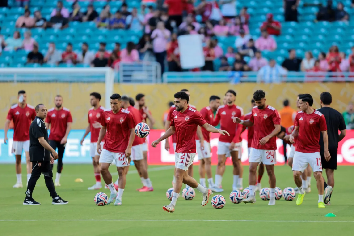 لاعبو الأهلي المصري يتطلعون للفوز على بالميراس ووضع قدم بالدور الثاني (رويترز)