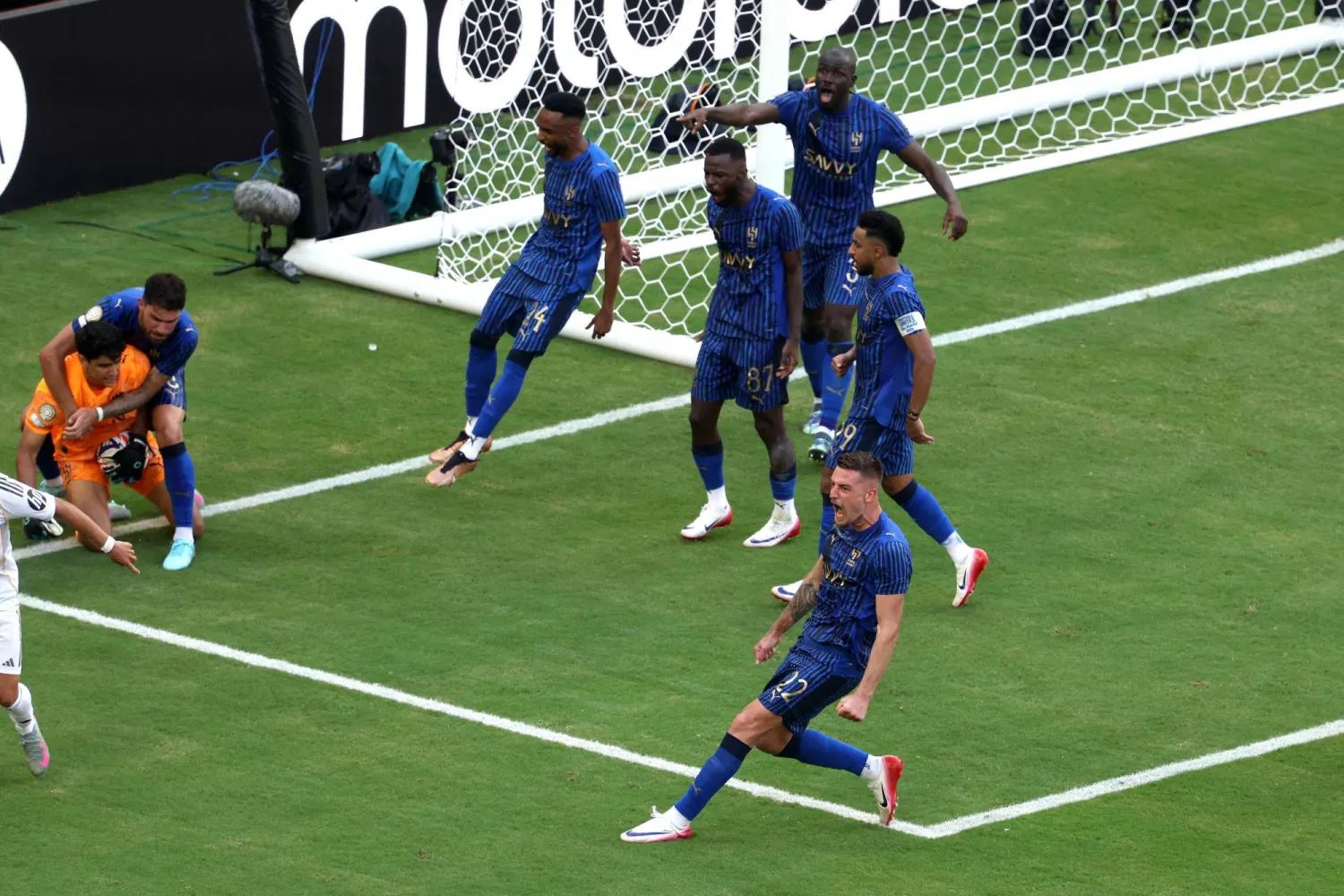 فرحة هلالية بعد تصدي بونو للجزائية (أ.ف.ب)